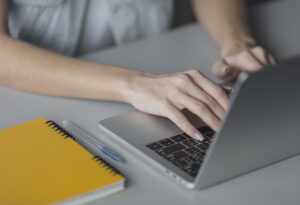 presupuesto posicionamiento seo valencia - escribiendo teclado